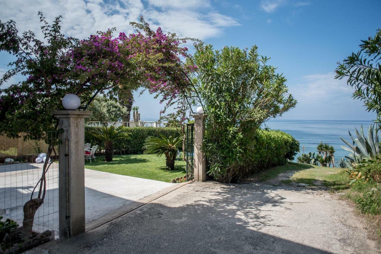Oikia Eleanthi - Beachfront Garden Home! Митикас Екстериор снимка